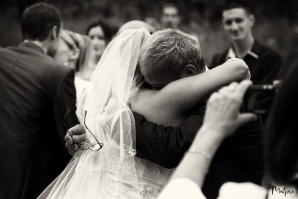 Mariage en Normandie : pourquoi choisir un photographe plutôt que votre ami ?