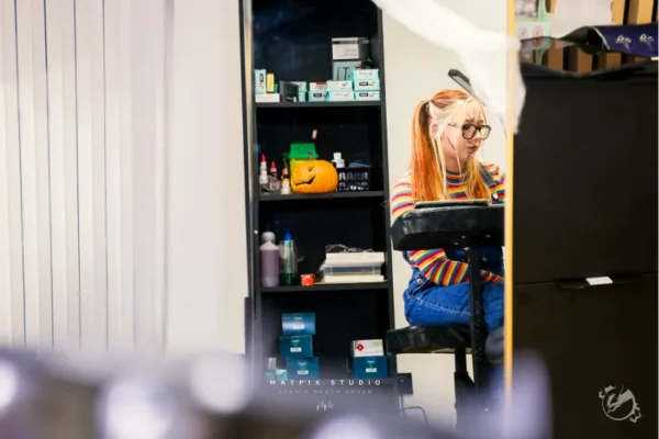 Reportage photo à L&rsquo;Encrerie des Dames : immersion dans un salon de tatouage rouennais pour Halloween